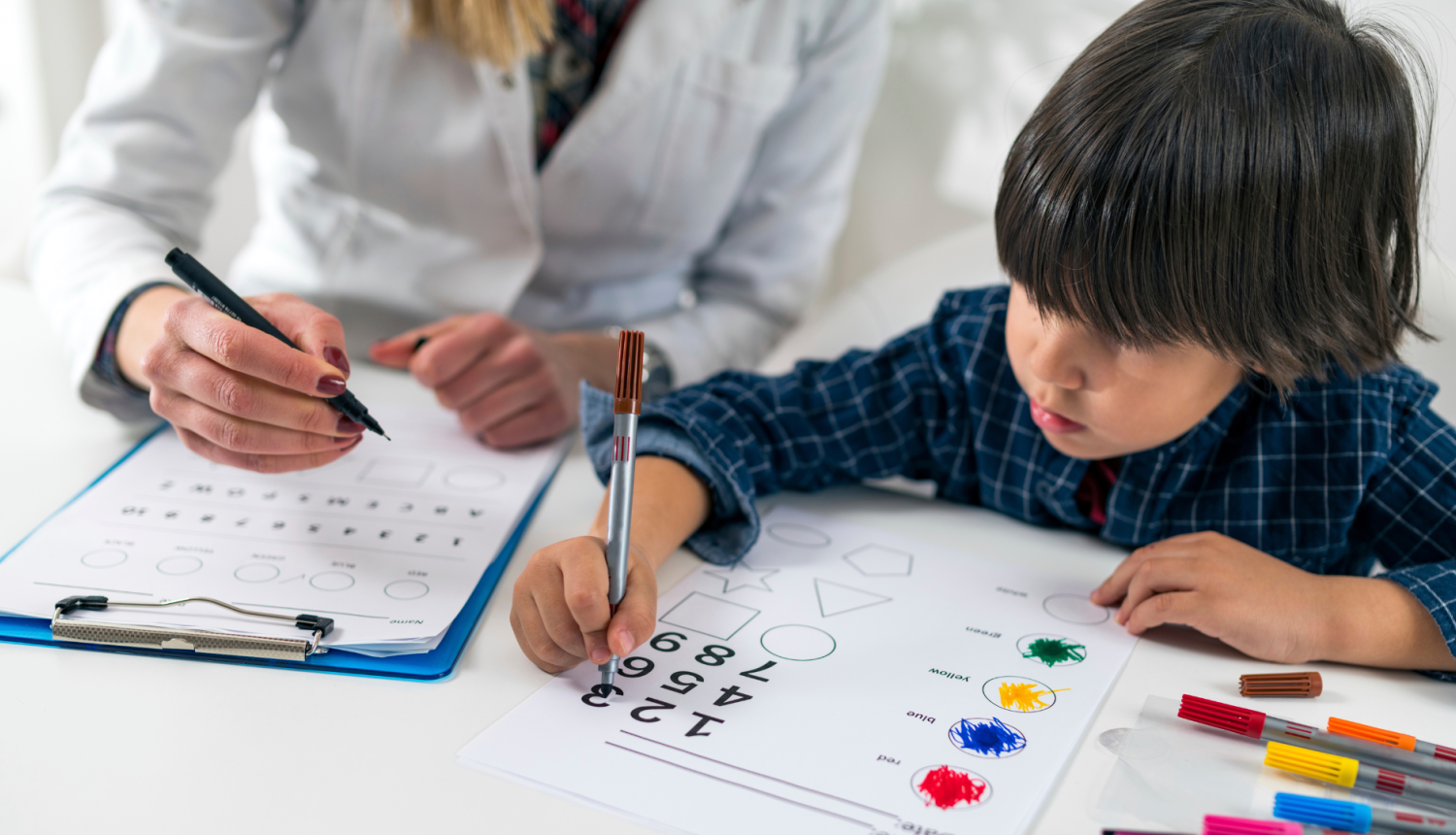 pedagogiski mediciniskais komisijas specialists diognistice skolenu, pieraksta datus uz lapas, skolens pilda uzdevumu