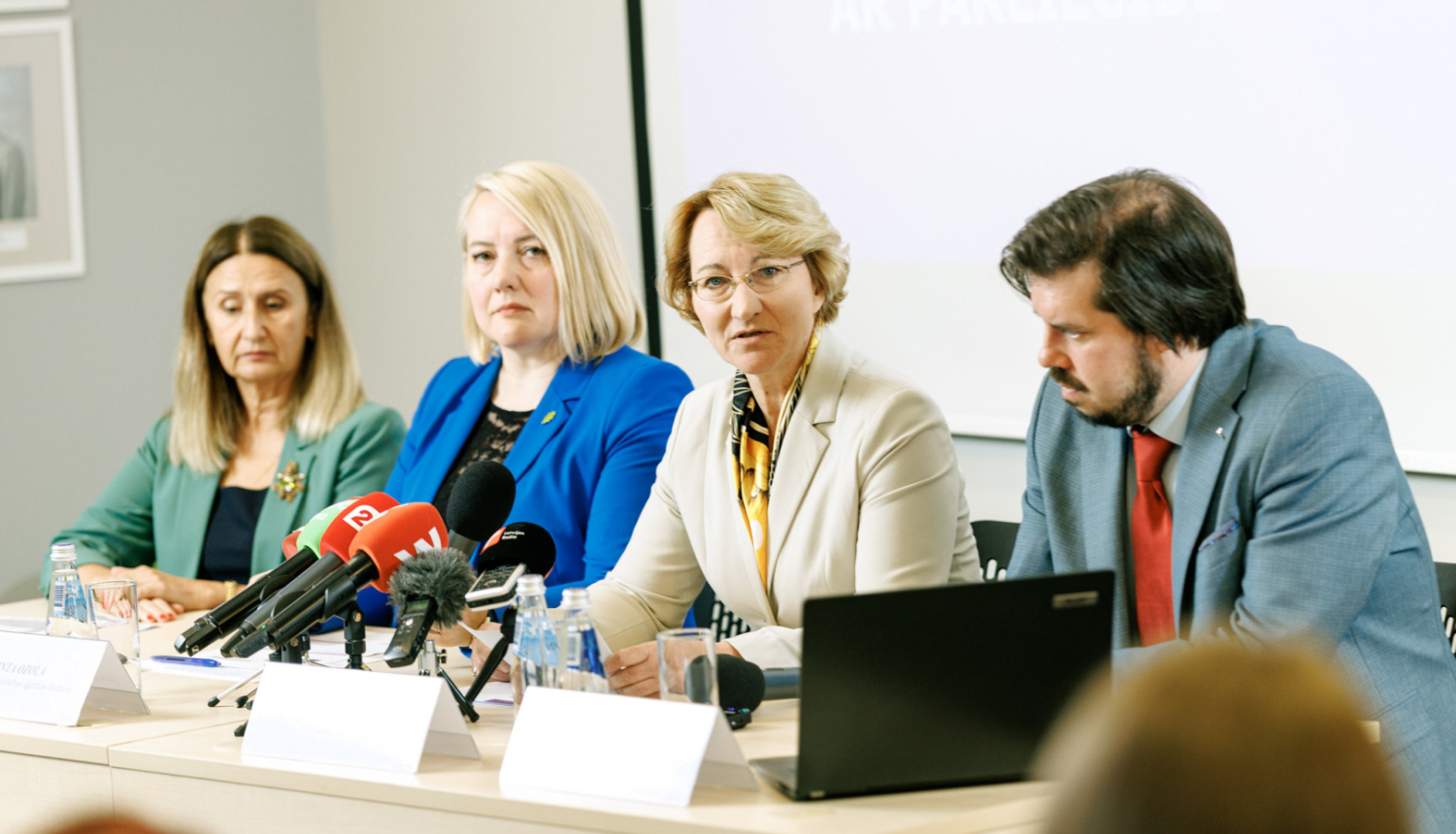 dace melnbārde inta ozola izglītības preses konference