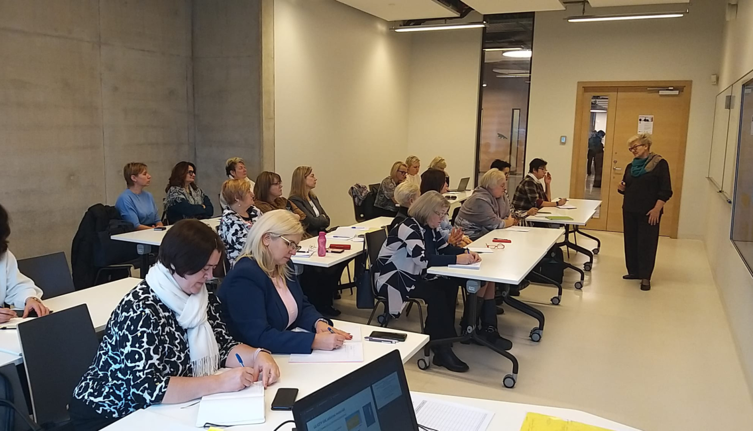 metodiķi sēž solos semināra laikā