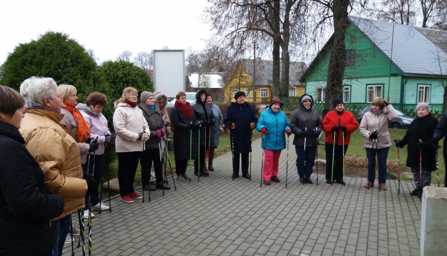 Seniori nūjo svaigā gaisā