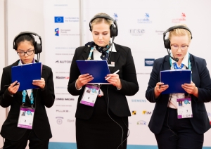 3 jaunietes skatās dokumentos